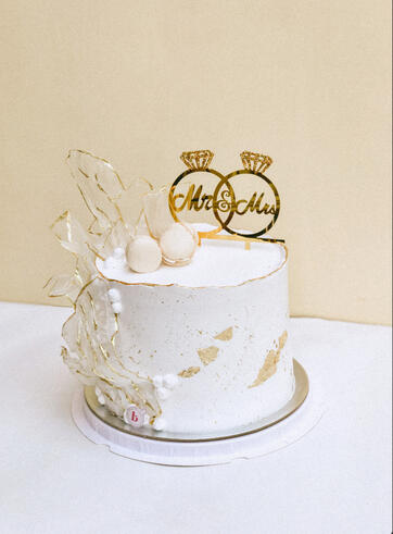 Classic white gold wedding cake